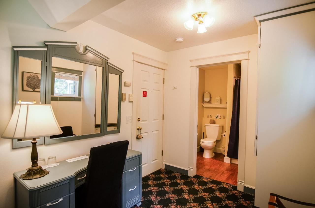 Queen Room with Garden View